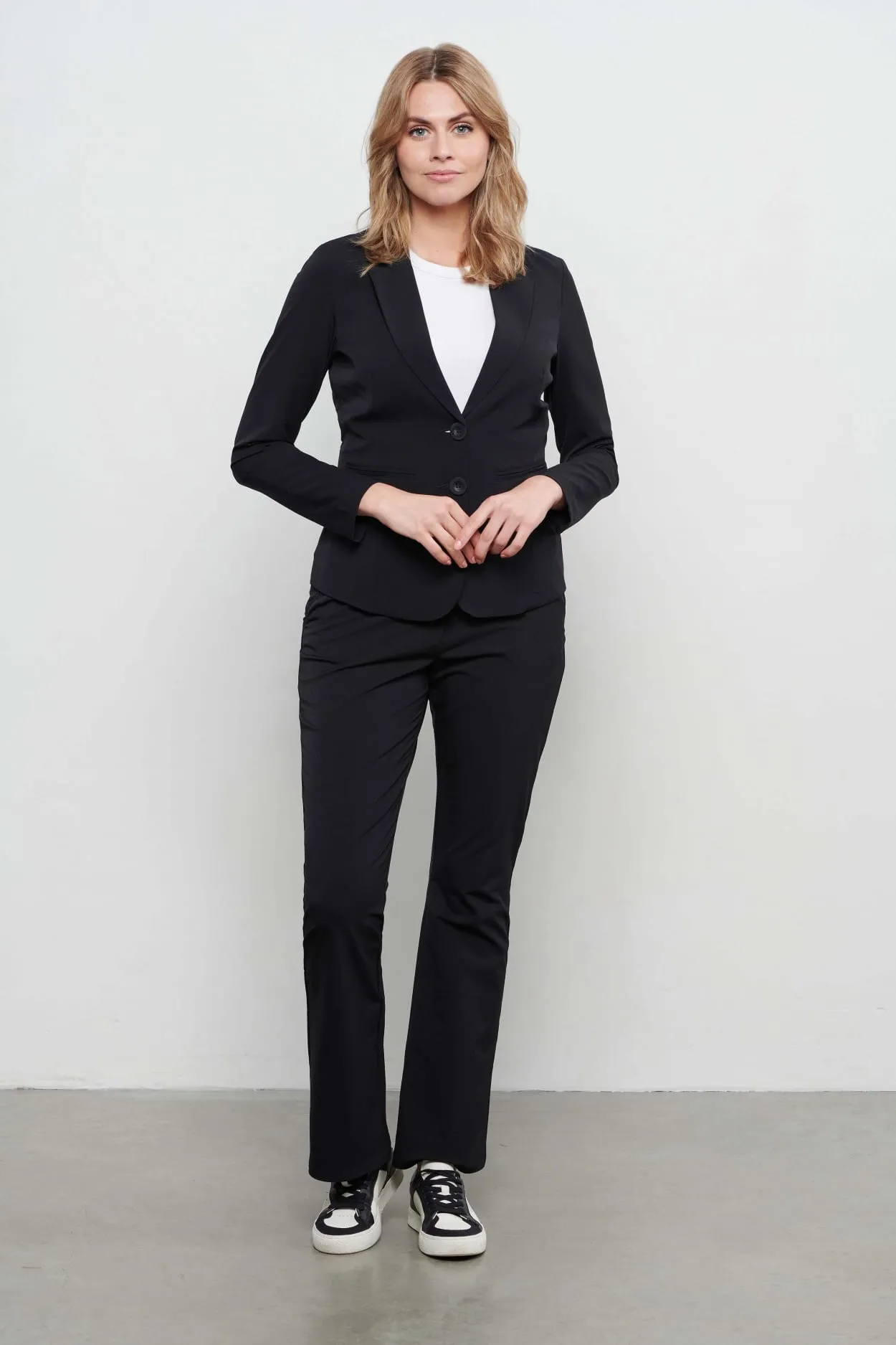 &CO WOMAN - Phileine Travel Blazer Short Black